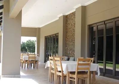 LUXURY-DUNE-LODGE-table-and-chairs