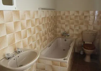 WARTHOG-PARADISE-room-bathroom